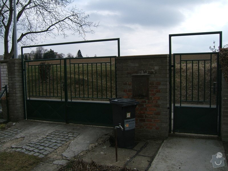 Odstranění a stavba nového plotu u rodinného domu: plot_vjezd_za_branou