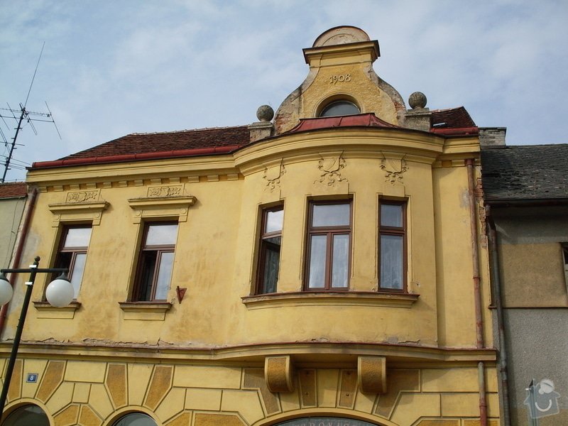 Rekonstrukce historické secesní fasády - Cukrárna v Mirovicích: Pred_rekonstrukci_2_