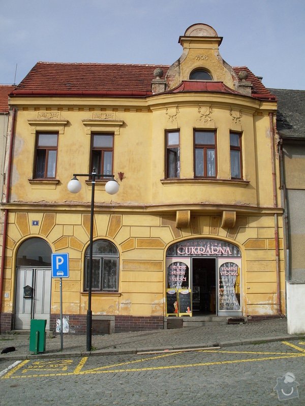 Rekonstrukce historické secesní fasády - Cukrárna v Mirovicích: Pred_rekonstrukci_3_