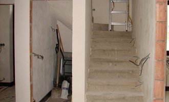Dřevěný obklad betonového schodiště - tvar "U" (bez zábradlí), včetně podstupnic. - stav před realizací