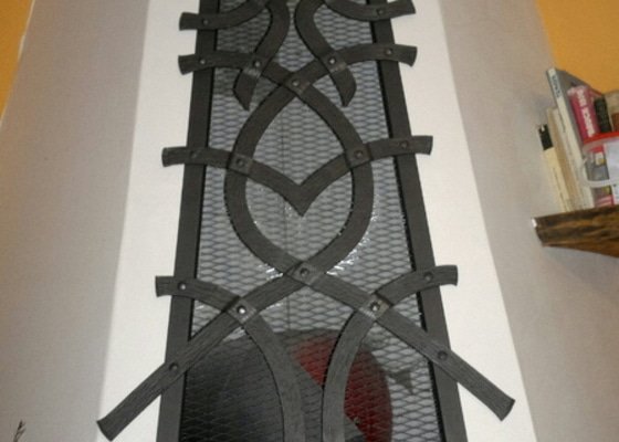 Kovaná designová mříž nad krb
