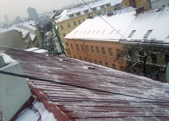 Odstranění sněhu ze střechy pomocí horolezecké techniky