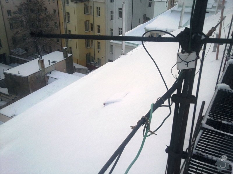 Odstranění sněhu ze střechy pomocí horolezecké techniky: Fotografie013