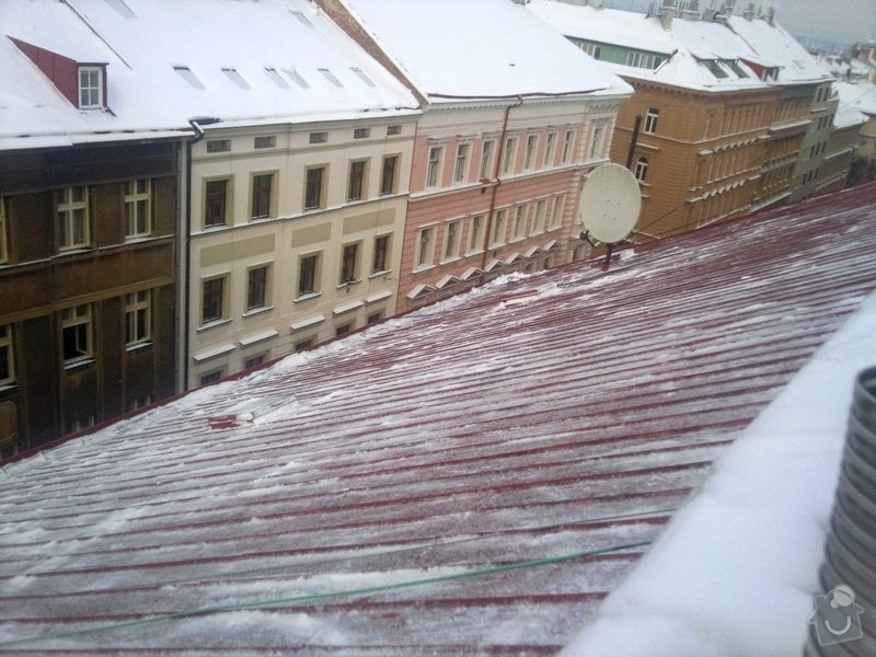 Odstranění sněhu ze střechy pomocí horolezecké techniky: Fotografie017