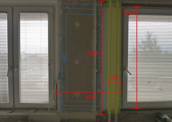 Vyndání stávajících oken a jejich opětovné zabudování dle norem, dodávka jednoho nového okna v podobném designu a úzké meziokenní vložky - stav před realizací