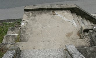 Oprava vnější betonové zdi a schodů - stav před realizací