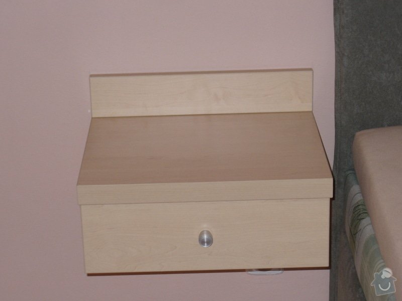Vestavěná skříň, šikmá vestavěná skříň, škříň, PC stůl, noční stolky a ostatní nábytek: P1230346-1