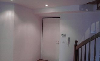 Pokládka plovoucí podlahy,malování na bílo podkrovního bytu