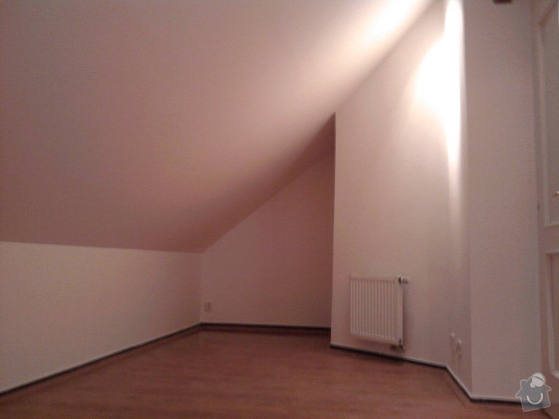 Pokládka plovoucí podlahy,malování na bílo podkrovního bytu: Fotografie0423
