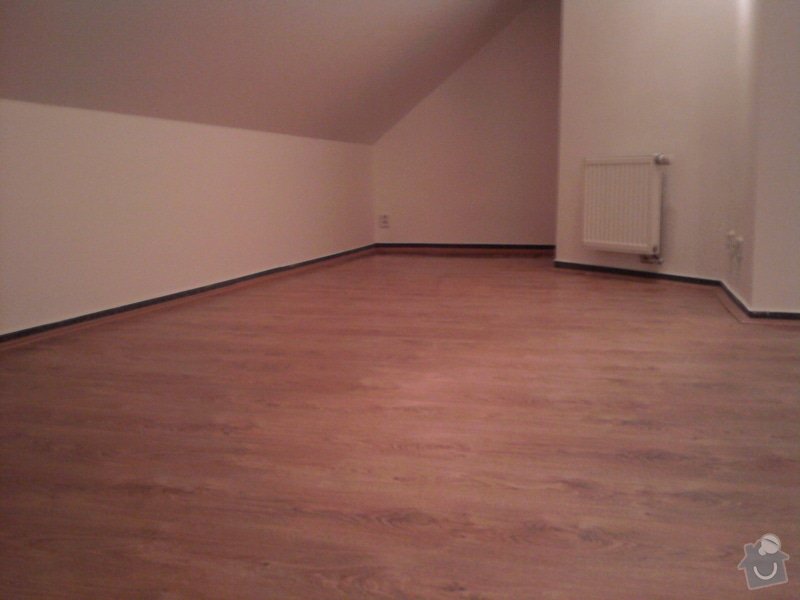 Pokládka plovoucí podlahy,malování na bílo podkrovního bytu: Fotografie0422