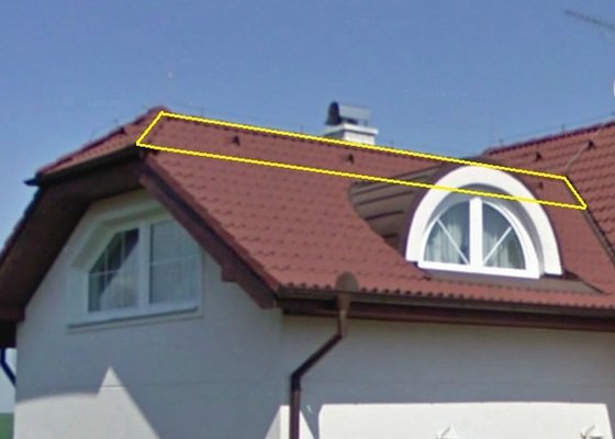 Vyplnění špičky střechy nad částí rodinného domu foukanou izolací. - stav před realizací