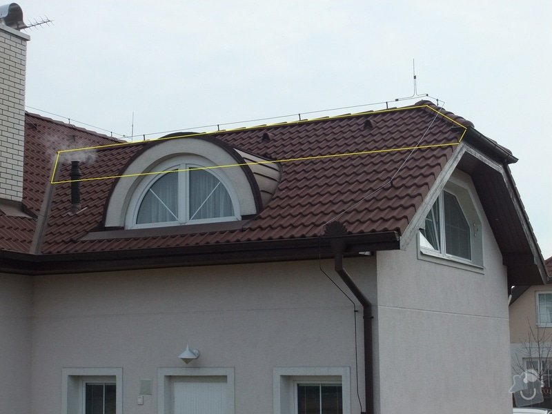 Vyplnění špičky střechy nad částí rodinného domu foukanou izolací.: Strecha2