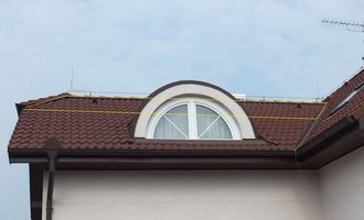 Vyplnění špičky střechy nad částí rodinného domu foukanou izolací. - stav před realizací