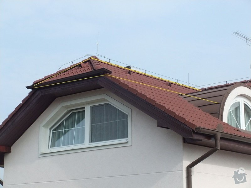 Vyplnění špičky střechy nad částí rodinného domu foukanou izolací.: Strecha4