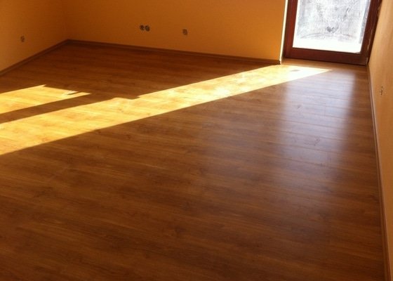 Dodávka plovoucích dřevěných a laminátových podlah do RD Račice