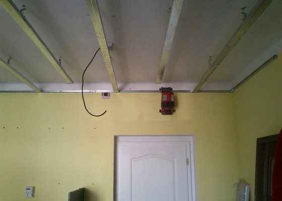 Snížení a zateplení stropu v kanceláři, včetně malování