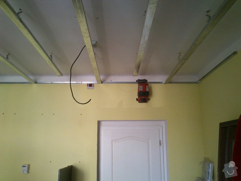 Snížení a zateplení stropu v kanceláři, včetně malování: sk17i_007