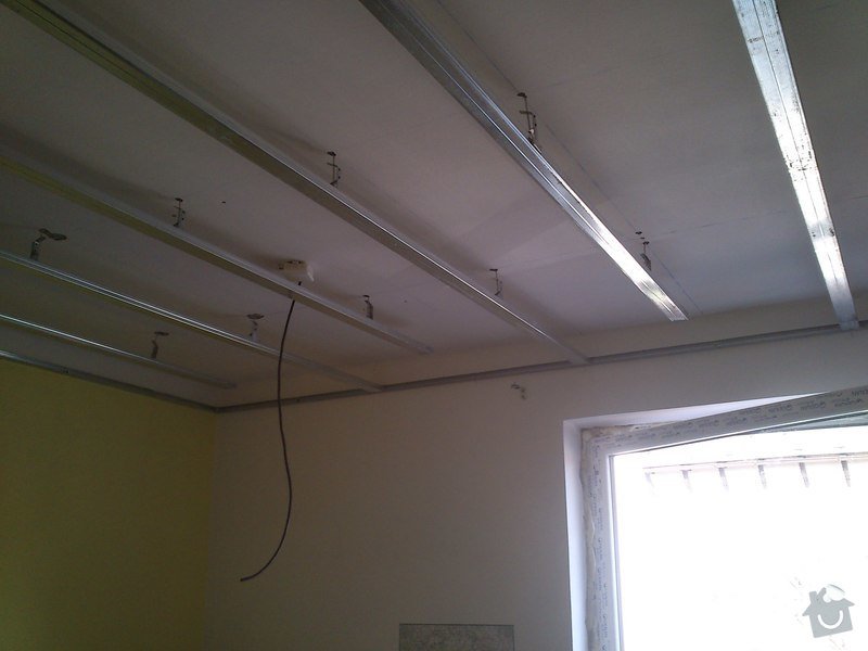 Snížení a zateplení stropu v kanceláři, včetně malování: sk17i_008