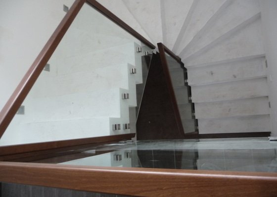 Skleněné zábradlí na schodiště s dřevěným madlem