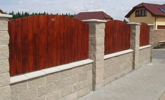Dřevěné plotové díly a branka - stav před realizací