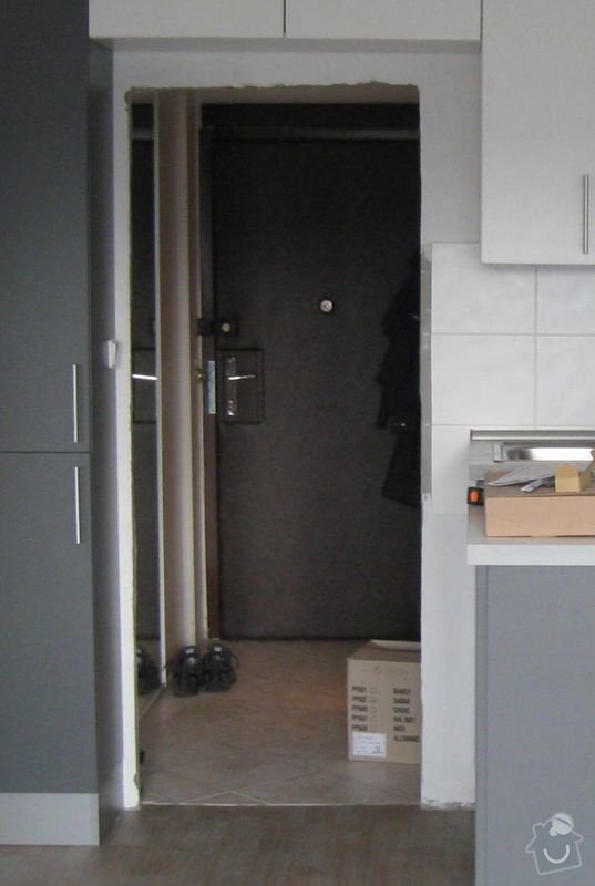 Montáž zárubní a dveří, dokončení obkladu v kuchyni k zárubni: dvere