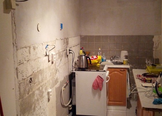 Oprava stěn a stropu v kuchyni, pokládání dlažby a obkladů - stav před realizací