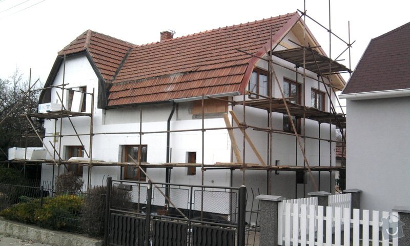 Zateplení fasády ,pokládka zámkové dlažby , rekonstrukce plotu a vjezdové brány.       : Fotografie0627