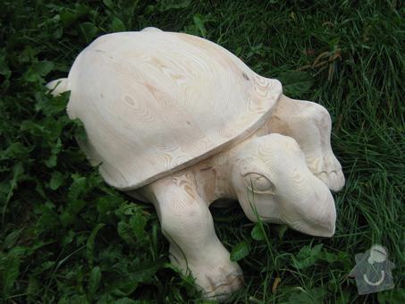 Dřevěná socha želvy a replika skříně z 50 let: tttttt