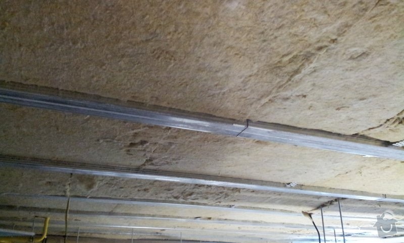 Odhlučnění stropu 30 m2 - mezi kotelnou a bytem nad kotelnou: 20120620_092651