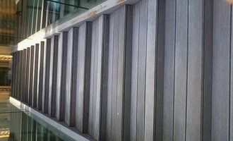 Oprava venkovních schodů - kovová konstrukce a schody z tropického dřeva - stav před realizací