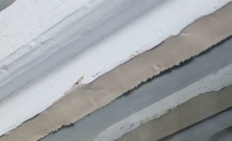 Zasklení několika prasklých oken při renovaci
