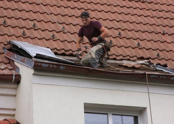 Oprava okapu a výměna krytiny nad schodištěm.