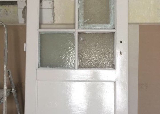 Vložení dvojskla do starých dřevěných dveří a okna nad dveřmi