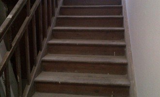 Obroušní a nalakovaní dřevěných schodů - stav před realizací