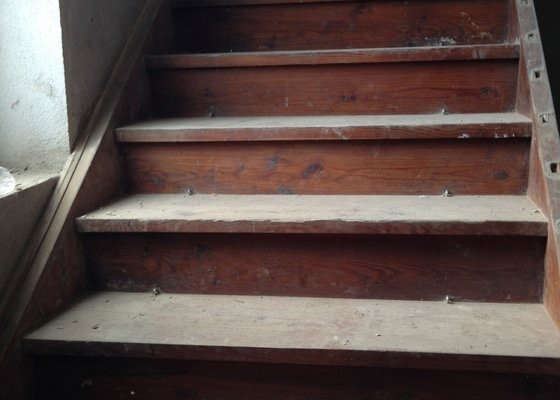 Renovaci nebo obklad dřevěných schodu v RD