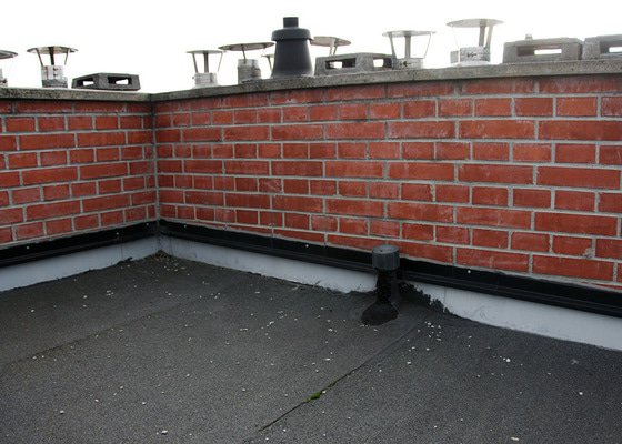 Kontrola střechy bytového domu před zimou a související drobné opravy