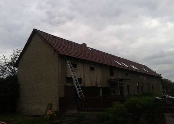 Rekonstrukce taškové střechy za plechovou