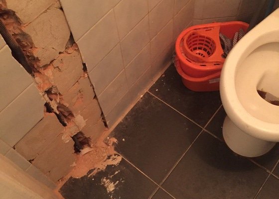 Rekonstrukce WC (obklady, podlahové topení)
