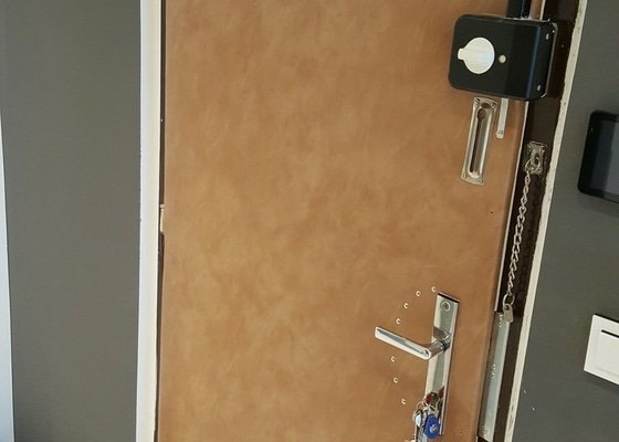 Čalounení dvou vchodových panelákových dveří (dveře do bytu) - stav před realizací