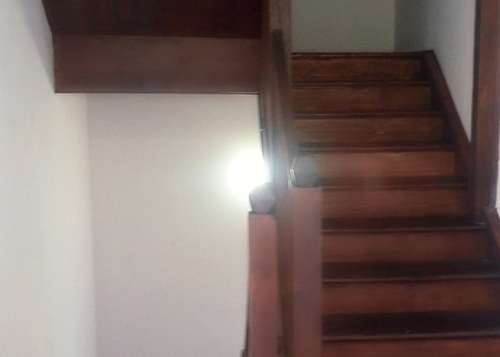 Obroušní a nalakovaní dřevěných schodů