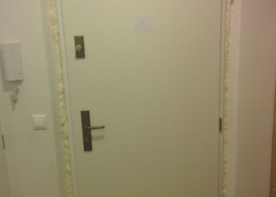 Zapravení vstupních dveří do panelového bytu - stav před realizací