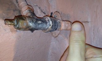 Výměna regulačního ventilu spojovací hadice pro wc nádržku - stav před realizací