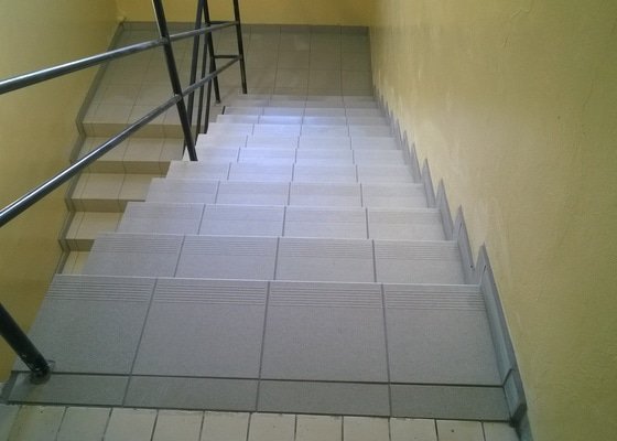 Nová dlažba na schodišti Vernéřov