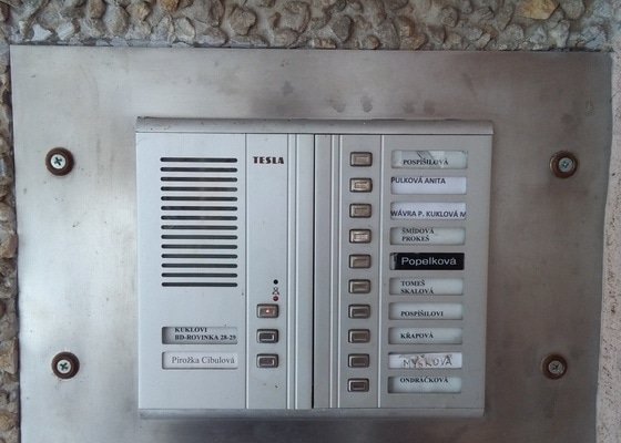 Výměna zvonkového panelu v panelovém domě. Dva vchody po 12 tlačítkách + napojení na domácí telefony - stav před realizací