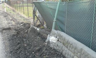 Opravu nabouraného plotu - stav před realizací