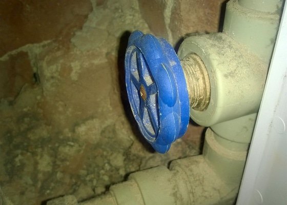 Výměna přivodního vodovodního ventilu, oprava kotle - stav před realizací