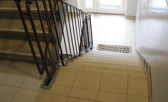 Vydláždění chodby a schodiště (cca 15m2)