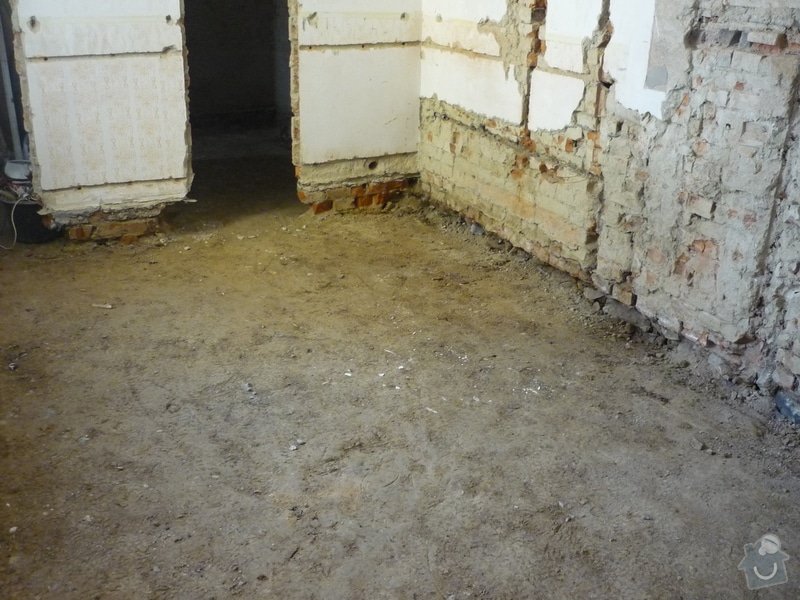 Rekonstrukce koupelny, wc, kuchyně: Vybourání původní podlahy a osekání omítek.