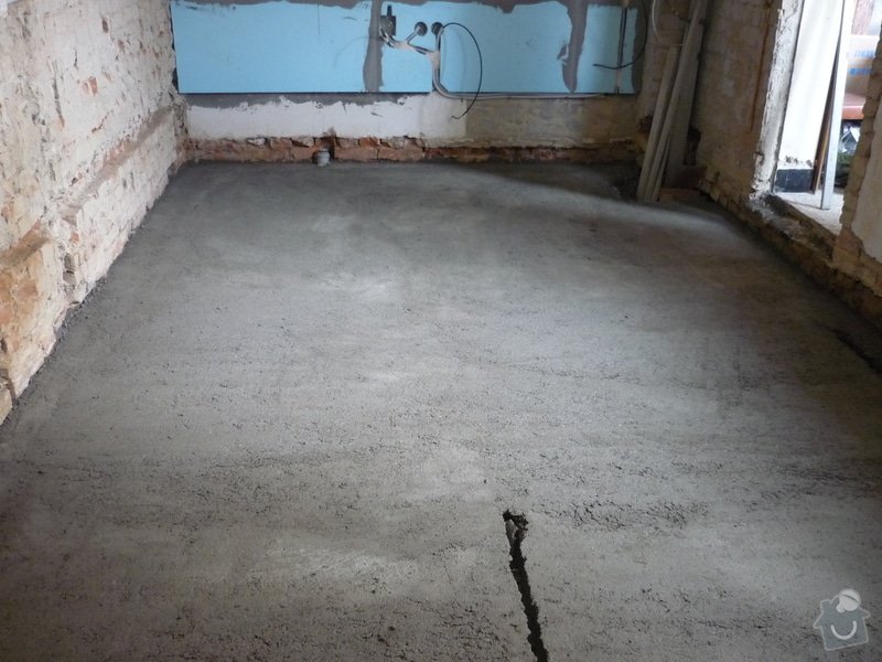 Rekonstrukce koupelny, wc, kuchyně: Zabetonování podkladního betonu podlahy.