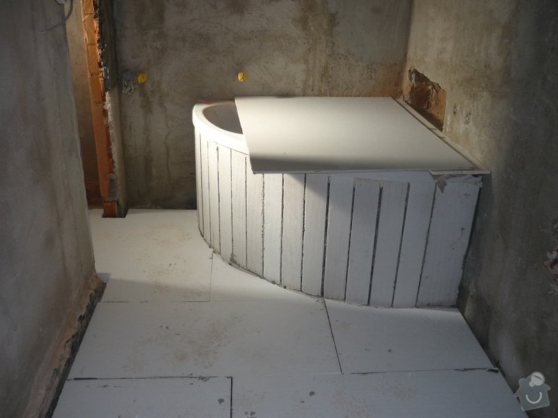 Rekonstrukce koupelny, wc, kuchyně: Podezdívka rohové vany.